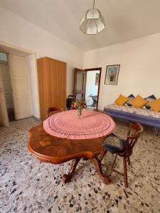 a living room with a table and a bed at Casa di Paola a Tufo in Santa Paolina