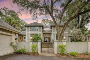 una casa con un albero davanti di Hilton Ivory 15th Hole of Harbourtown Golf Course Private Pool Hot Tub a Hilton Head Island