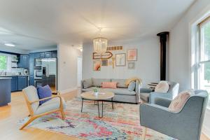 ExcelsiorにあるThe Carriage Houseのソファと椅子とテーブルのあるリビングルーム