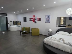 Un dormitorio con una cama y una sala de estar. en Smart Hotel, en Carpi