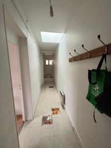 Imagem da galeria de Room in apartment with view of the Eiffel Tower em Paris