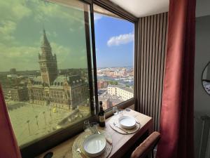a room with a view of the big ben clock tower at Studio Douce Brise in Dunkerque