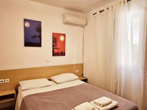 Posteľ alebo postele v izbe v ubytovaní Corfu Glyfada Beach Apartment 22 + 30 fotografií