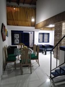 Una sala de estar con una mesa y sillas y un sofá. en Hotel vista mar, en Santa Marta