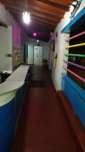 Una oficina con un largo pasillo con mostradores azules y blancos. en Hotel vista mar, en Santa Marta