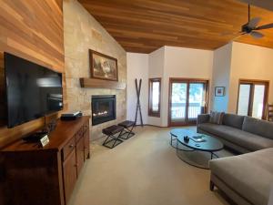 Μια τηλεόραση ή/και κέντρο ψυχαγωγίας στο Perfect Summer Getaway! DV Lakeside Villa Spectacular Mtn Views with Pool and Hot Tub