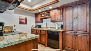 Η κουζίνα ή μικρή κουζίνα στο Perfect Summer Getaway! DV Lakeside Villa Spectacular Mtn Views with Pool and Hot Tub