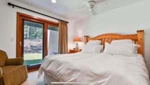 Ένα ή περισσότερα κρεβάτια σε δωμάτιο στο Perfect Summer Getaway! DV Lakeside Villa Spectacular Mtn Views with Pool and Hot Tub +15 φωτογραφίες