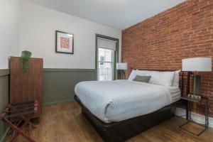 Postel nebo postele na pokoji v ubytování 304 Newbury Street by Thatch