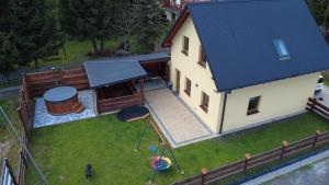una vista aerea di una casa con parco giochi di SŁONECZNE DOMKI a Istebna