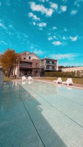 Piscina de la sau aproape de Annong White House