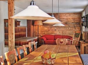ein Esszimmer mit einem Holztisch mit Obst darauf in der Unterkunft Schwarzwaldbauernhaus Bernau in Bernau im Schwarzwald