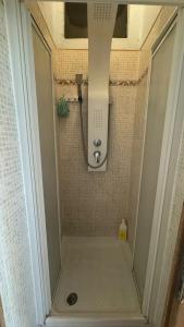 eine Dusche in einem Badezimmer mit Glastür in der Unterkunft Cadorna in Florenz + 28 Fotos