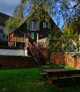 a house with a picnic table in front of it at Schwarzwaldbauernhaus Wutach in Lembach