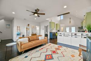 un salon avec un canapé et une cuisine dans l'établissement Sun and Lake, à Dickinson