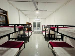 Posteľ alebo postele v izbe v ubytovaní Trinco Chill Zone Hostel