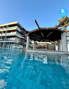 une piscine devant un bâtiment dans l'établissement Porto Alto Resort - Porto de Galinhas, à Porto de Galinhas