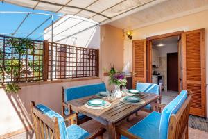 a dining room with a wooden table and chairs at Sardinia Re - Casa Ginestra in Stintino