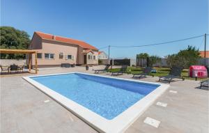 Basen w obiekcie Cozy Home In Biograd Na Moru lub w pobliżu