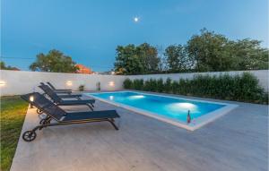 Basen w obiekcie Cozy Home In Biograd Na Moru lub w pobliżu