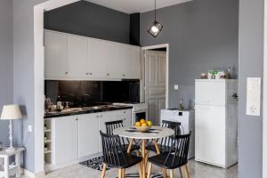 カロウセイズにあるCozy 2 Bedrooms Apartment on the Hill w/Netflixのテーブルと椅子と冷蔵庫のあるキッチン +12枚の写真