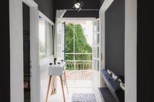 Gallery image of Cozy 2 Bedrooms Apartment on the Hill w/Netflix in Karousádes