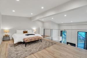Un dormitorio blanco con una cama y una chimenea. en Chic Getaway Across From French Quarter, en Nueva Orleans
