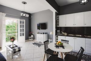 カロウセイズにあるCozy 2 Bedrooms Apartment on the Hill w/Netflixのテーブルと椅子のあるキッチンとダイニングルーム