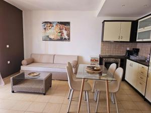 ครัวหรือมุมครัวของ Corfu Glyfada Beach Apartment 23