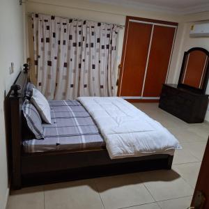 Postel nebo postele na pokoji v ubytování Sleek 2BRM at Ridge, Accra