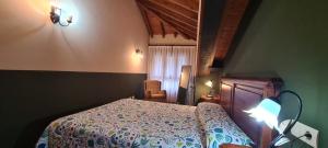 A bed or beds in a room at Apartamentos La Corona - Cabrales