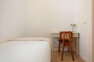 A bed or beds in a room at Newly Renovated Stylish Eixample - Great Location