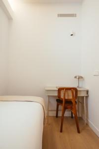 A bed or beds in a room at Newly Renovated Stylish Eixample - Great Location