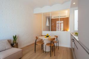 A kitchen or kitchenette at Newly Renovated Stylish Eixample - Great Location