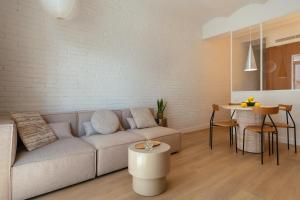 A seating area at Newly Renovated Stylish Eixample - Great Location
