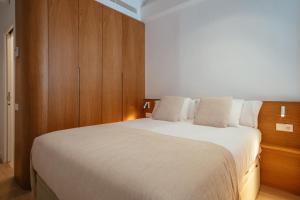A bed or beds in a room at Newly Renovated Stylish Eixample - Great Location