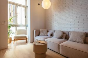 A seating area at Newly Renovated Stylish Eixample - Great Location