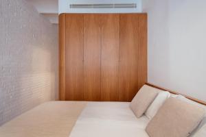 A bed or beds in a room at Newly Renovated Stylish Eixample - Great Location