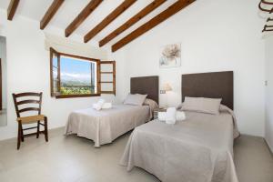 Postel nebo postele na pokoji v ubytování Villa Can Toni Pau by Villa Plus + 24 fotografií