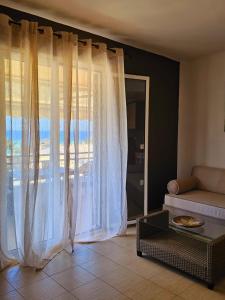 เตียงในห้องที่ Corfu Glyfada Beach Apartment 23