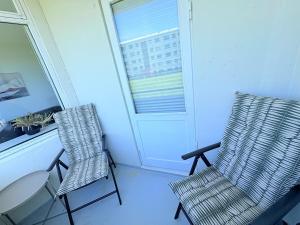 due sedie sedute in una stanza con finestra di Midnight Sun Apartment a Reykjavik