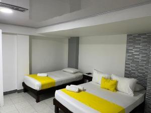 Postel nebo postele na pokoji v ubytování Hotel Toledo FL