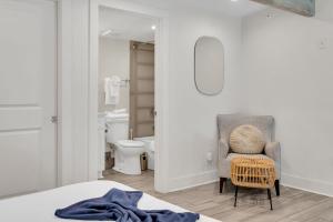 Un baño con una silla y un inodoro. en Stay In The Heart Of The French Quarter, en Nueva Orleans 16 fotos más