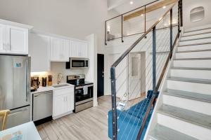 una cocina con armarios blancos y una escalera en una casa en Stay In The Heart Of The French Quarter, en Nueva Orleans