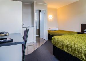 Postel nebo postele na pokoji v ubytování Aspree Motor Inn