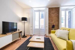 TV a/nebo společenská místnost v ubytování Renovated and Modern- 3Bd 2Bth- Anton Martin