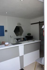 Private 7 Villa Complex with 16 BR Pool & Jacuzzi的厨房或小厨房