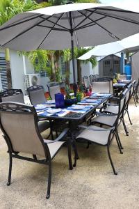 Private 7 Villa Complex with 16 BR Pool & Jacuzzi的庭院或其他户外区域