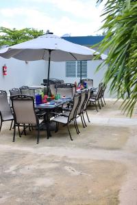Private 7 Villa Complex with 16 BR Pool & Jacuzzi的庭院或其他户外区域