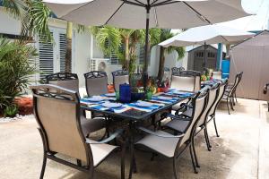 Private 7 Villa Complex with 16 BR Pool & Jacuzzi餐厅或其他用餐的地方